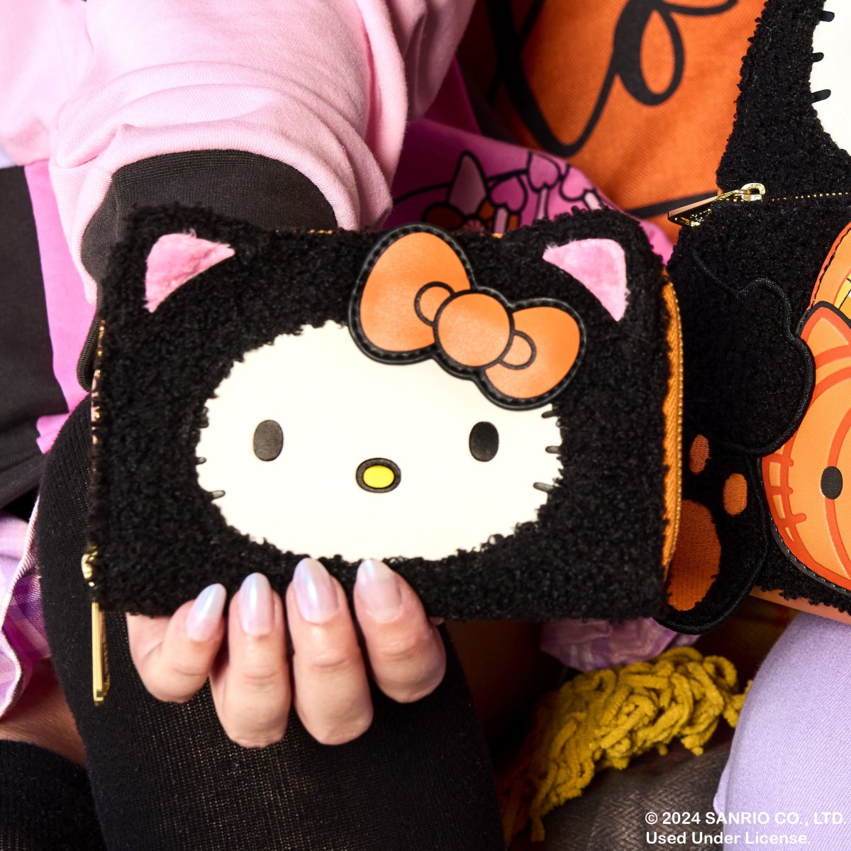 Sanrio Exclusive Hello Kitty Costume Sherpa Glow Zip Around Wallet - Figurine Wallets Sanrio - vue 2