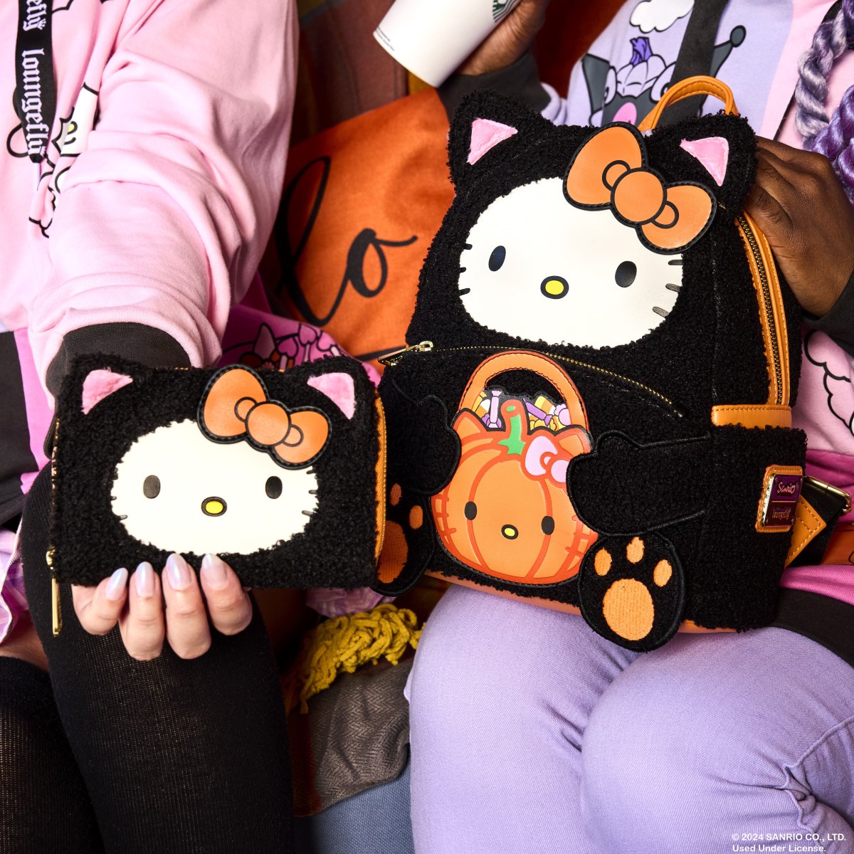 Sanrio Exclusive Hello Kitty Costume Sherpa Glow Zip Around Wallet - Figurine Wallets Sanrio - vue 3