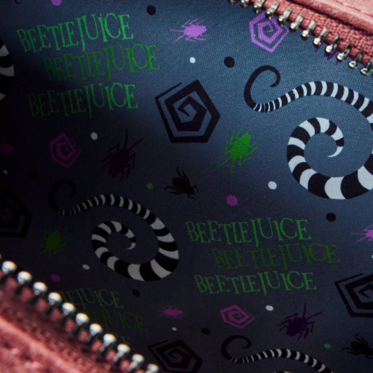 Beetlejuice Handbook For The Recently Deceased Pin Trader Backpack - Figurine Bags Beetlejuice - vue 9