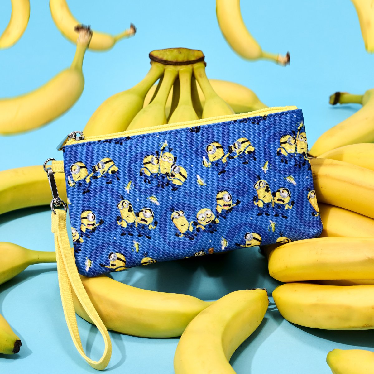 Despicable Me Minions All-Over Print Nylon Zipper Pouch Wristlet - Figurine Wallets Despicable Me - vue 2