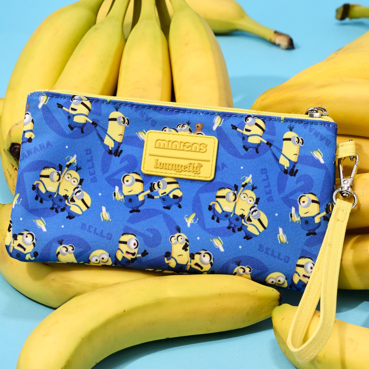 Despicable Me Minions All-Over Print Nylon Zipper Pouch Wristlet - Figurine Wallets Despicable Me - vue 3