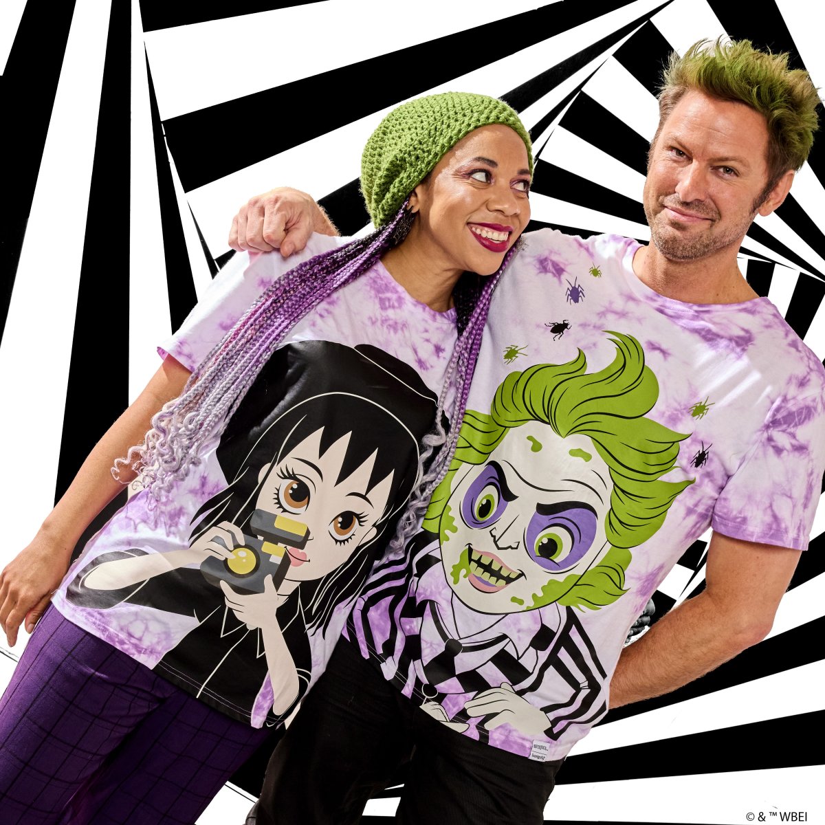 Beetlejuice & Lydia Deetz Reversible Tie-Dye Unisex Tee - Figurine Apparel Beetlejuice - vue 2